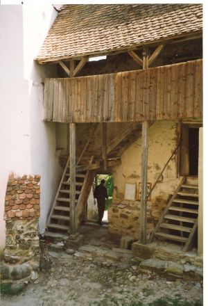 Innanför kyrkborgens murar.